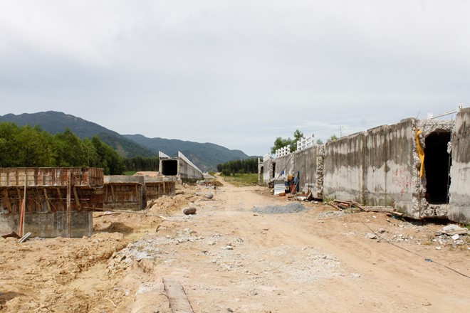 [-]Xác[-]định[-]nguyên[-]nhân[-]sập[-]cầu[-]máng[-]công[-]trình[-]hồ[-]chứa[-]nước[-]Sông[-]Dinh[-]3[-]